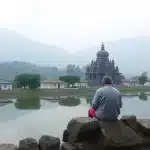 शिल्पा शेट्टी का ग्लैमरस इंडो-वेस्टर्न लुक मैरून साड़ी में