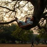 दिल्ली पार्क में युवक का सुसाइड पेड़ से लटका शव मिला